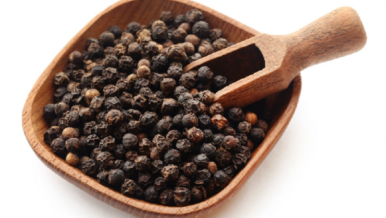 5 Incredible Benefits of Black Pepper For Hair